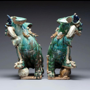 Grès de Shiwan - Foshan - Paire de chiens de Fô aux rubans et prunus, Chine du Sud vers 1900