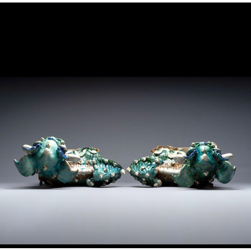 Grès de Shiwan - Foshan - Paire de chiens de Fô aux rubans et prunus, Chine du Sud vers 1900