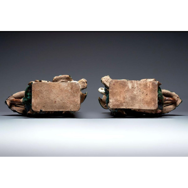 Grès de Shiwan - Foshan - Paire de chiens de Fô aux rubans et prunus, Chine du Sud vers 1900