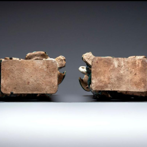 Grès de Shiwan - Foshan - Paire de chiens de Fô aux rubans et prunus, Chine du Sud vers 1900