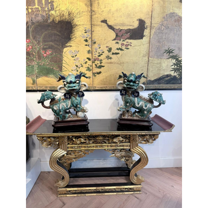 Grès de Shiwan - Foshan - Paire de chiens de Fô aux rubans et prunus, Chine du Sud vers 1900