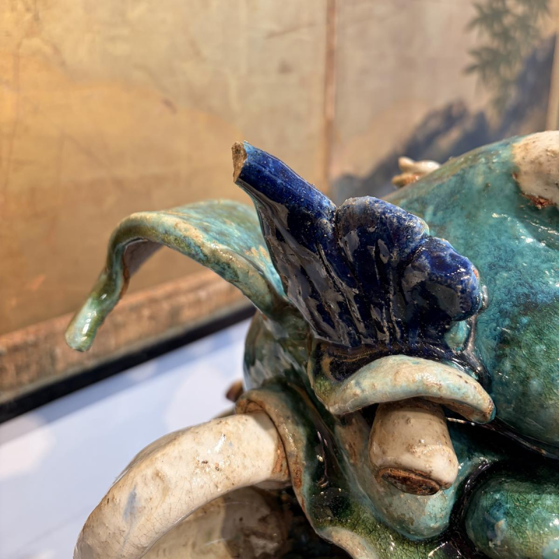 Grès de Shiwan - Foshan - Paire de chiens de Fô aux rubans et prunus, Chine du Sud vers 1900