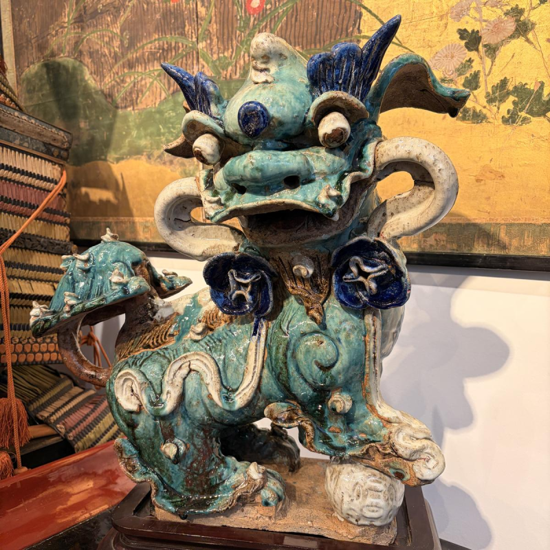 Grès de Shiwan - Foshan - Paire de chiens de Fô aux rubans et prunus, Chine du Sud vers 1900