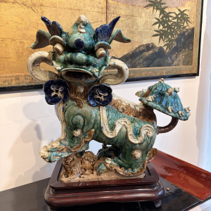 Grès de Shiwan - Foshan - Paire de chiens de Fô aux rubans et prunus, Chine du Sud vers 1900